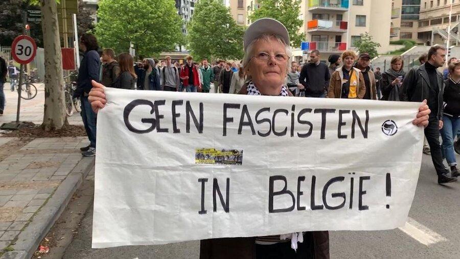 شعار معترضان در برابر مجلس اروپا: نه به فاشیسم در اروپا