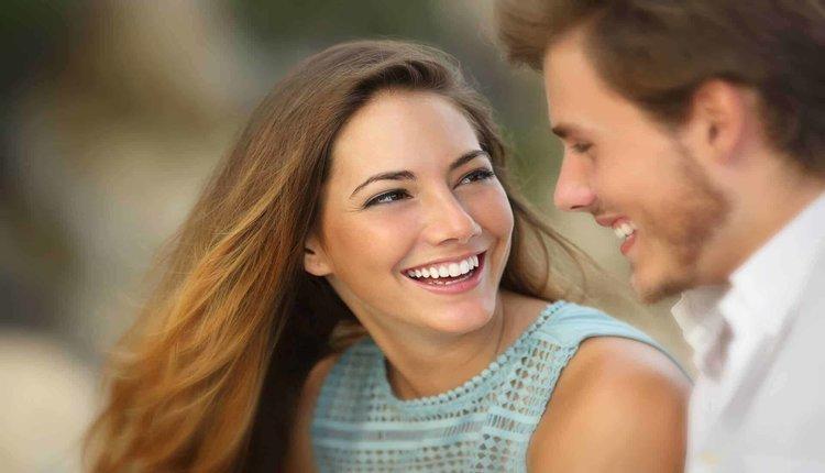 زبان بدن زنان عاشق را با این 12 نشانه تفسیر کنید!