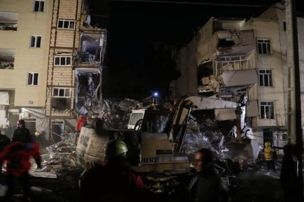 14 مصدوم و 2 فوتی در حادثه فروریزش ساختمان در تبریز، 3 نفر هنوز محبوس هستند